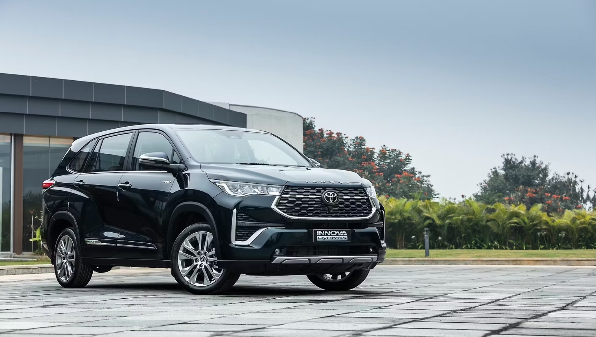 New Toyota Innova Crysta 7 and 8 seater MUV, powerful engine and great features, price around ₹20 lakh