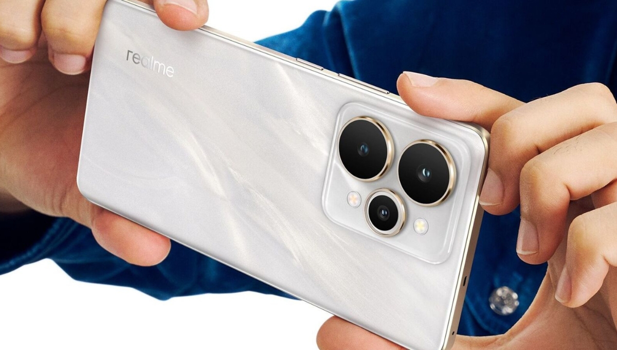 Realme 15 Pro is a new smart phone with a 7000mAh battery and powerful features, starting at ₹29,800